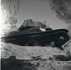 התמונה הזו תוארכה לפברואר 1948, כשעצירת הטנק בכלל התרחשה במאי. לבינתיים משנה את התארוך ל-1948 בלבד