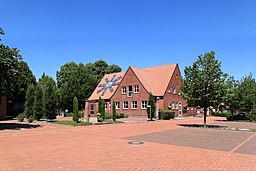 Dersum - Kolpingplatz - Adolph-Kolping-Denkmal + Grundschule 01 ies