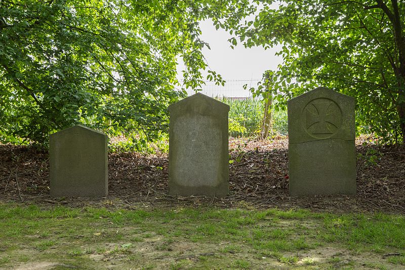 File:Deutscher Soldatenfriedhof Menen-12.jpg