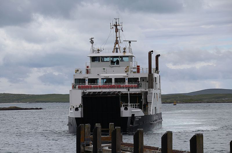 File:Die Fähre erreicht den Hafen von Leverburgh.jpg