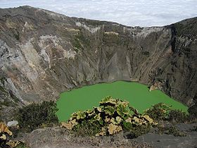 Vue du lac du cratère principal de l'Irazú.