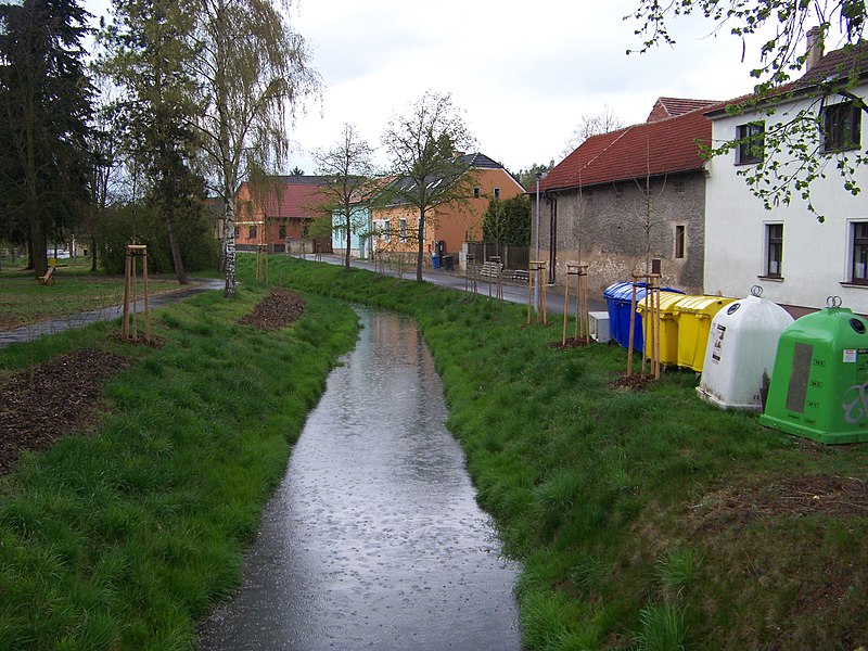 File:Drahelčice, Malá Strana, Radotínský potok, z mostu Hořelické ulice.jpg