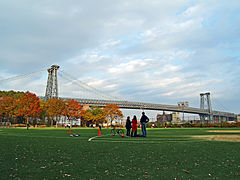 Köprü, East River Park'ın üzerinde yükseliyor.