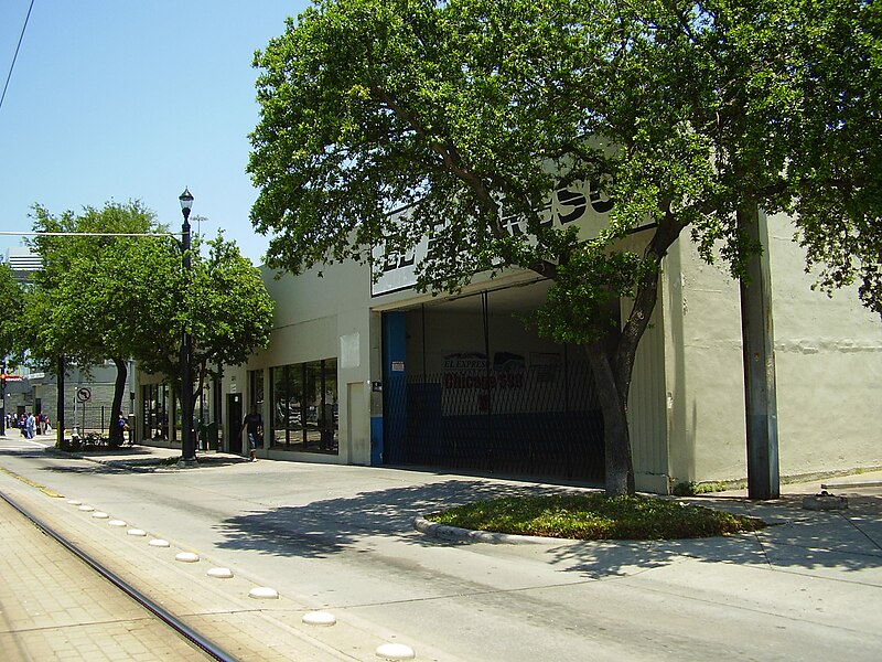 File:ElExpresoTerminalHouston.JPG