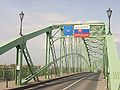 Die Grenze zwischen Ungarn und der Slowakei in der Mitte der Brücke.