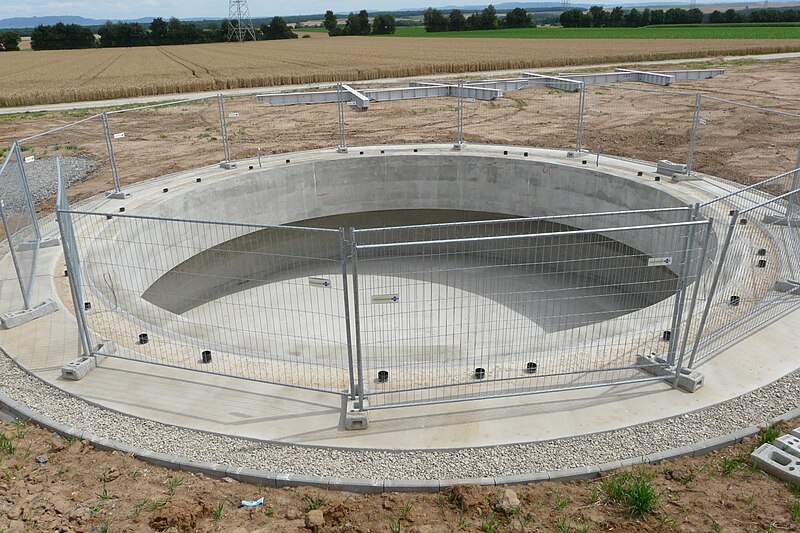 File:Eolienne - fondation en béton.JPG