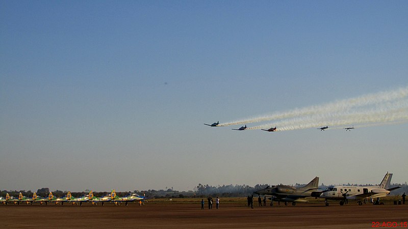 File:Esquadrilha BR Aviation (antiga Oi e Onix Jeans) chegando na Academia da Força Aérea (AFA) em Pirassununga para a exibição no Domingo aéreo 2015. Em destaque os 3 North American T-6 Texan, o S - panoramio.jpg