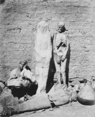 Egyptian mummy seller in 1875 Felix Bonfils - Mumienhandler.png