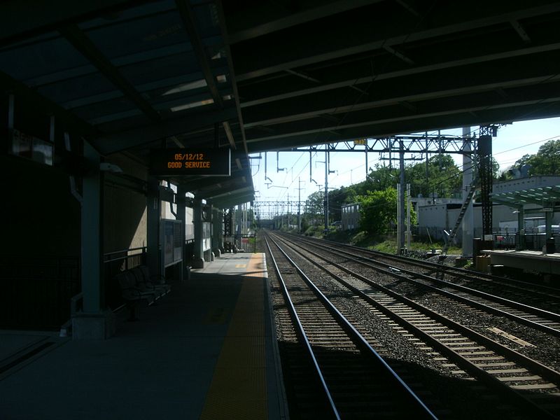 File:Fairfield Metro platform under Ash Creek Boulevard, May 2012.jpg