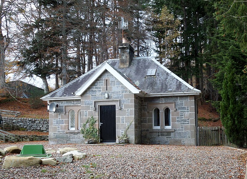 File:Falls of Bruar Lodge frontage, Blair Atholl, Perth & Kinloss.jpg