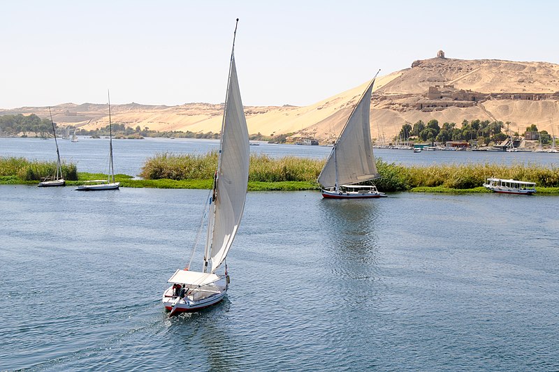 File:Fellucas on the Nile at Aswan - panoramio.jpg