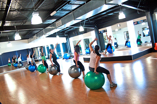 5 Benefits of Sitting on an Exercise Ball at Work