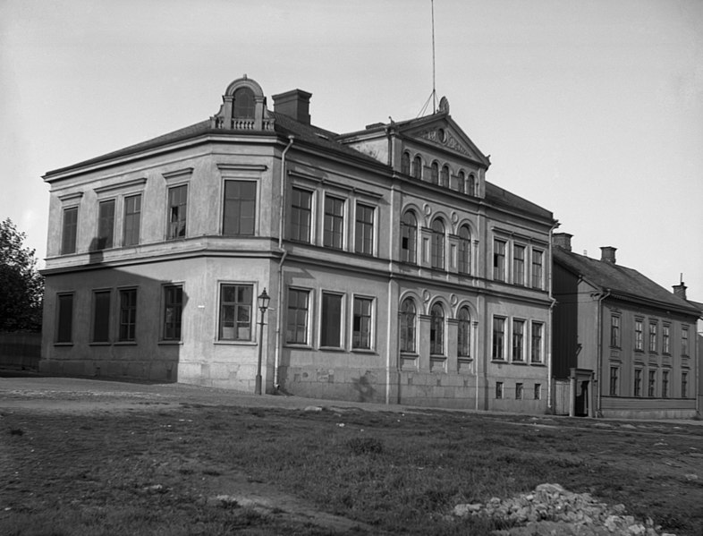 File:Flickskolan i Karlstad.jpg