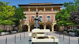 Ayuntamiento con el monumento a las mujeres de faldetas.