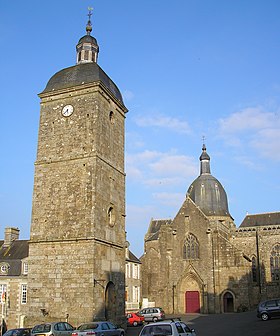 Le clocher de l'ancienne abbaye et l'église devenue paroissiale.