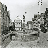 Marktplatz mit Marktbrunnen um 1900