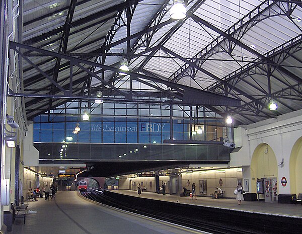 Fulham Broadway underground station platforms looking north (September 2006)