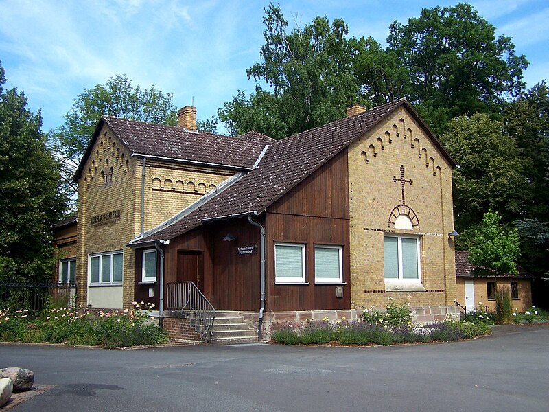 File:Göttingen Stadtfriedhof Torhaus-Galerie.JPG