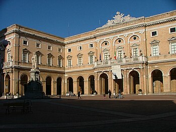 Palais Communal sur la Place Leopardi