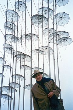 Йоргос Зонголопулос пред скулптурата му „Чадърите“, Солун, 1997 г.