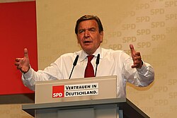 Gerhard Schröder bei einer Wahlkampfrede zur Bundestagswahl 2005 (Quelle: Wikimedia)