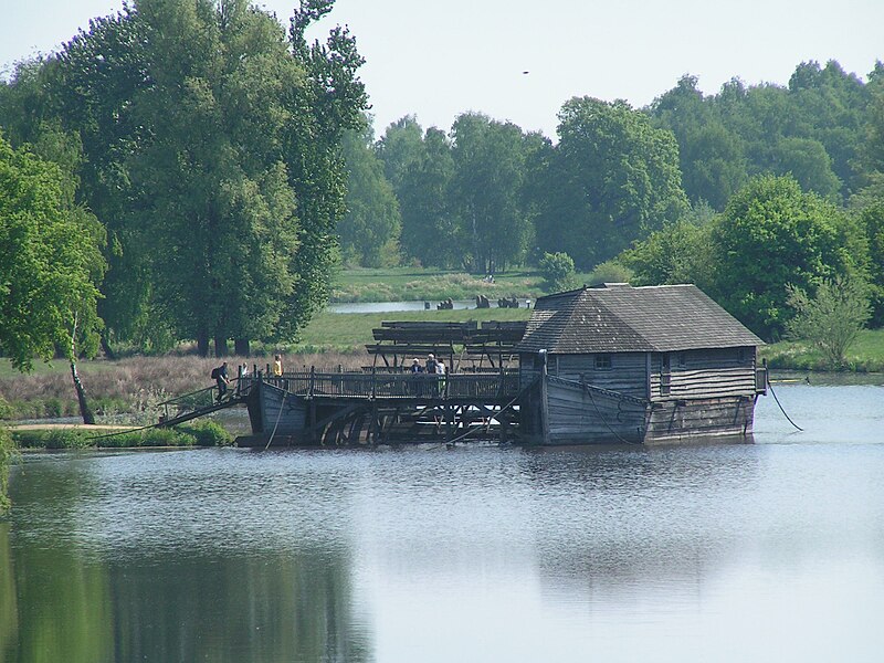 File:Gifhorn Mühlenmuseum Schiffsmühle 1.JPG