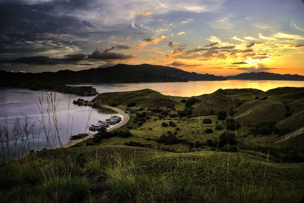 Blick südwestwärts von der unbewohnten Insel Gili Lawa Darat (Pulau Gili Lawa Darat) auf die Komodo-Insel. Nationalpark Komodo (UNESCO-Weltnaturerbe in Indonesien)