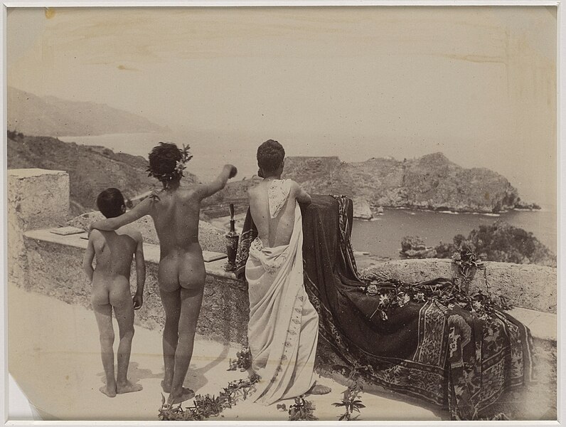 File:Gloeden, Wilhelm von (1856-1931) - n. 0074 - 1904 - La terrazza di Taormina - f bn sc Puig p. 40.jpg