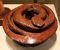Recipient din Guineea-Bissau pe care este sculptat un șarpe