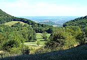 Blick vom Nordrand des Randecker Maars auf die Limburg und das Albvorland