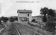 La halte avec son bâtiment du garde barrière et sa voie unique