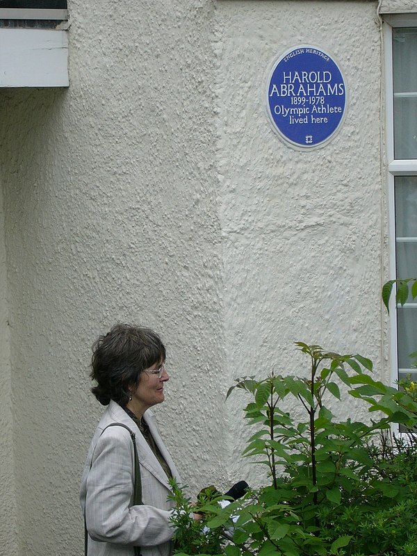 Abrahams' daughter Sue Pottle unveiling the English Heritage Blue plaque commemorating Abrahams in Golders Green