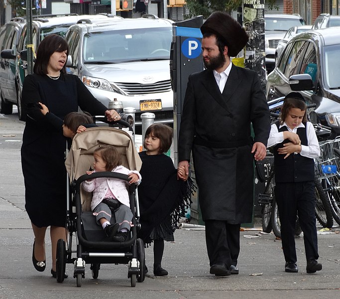 Tiedosto:Hasidic Family in Street - Borough Park - Hasidic District - Brooklyn.jpg