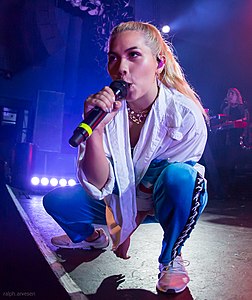 Hayley Kiyoko effectuant à Austin, Texas (2018-05-07) (27249107687) .jpg