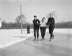 Heilo oude schaatsrijders weer op de baan Buyen (bağlantılar), Langendijk (rechts), me, Bestanddeelnr 907-5734.jpg