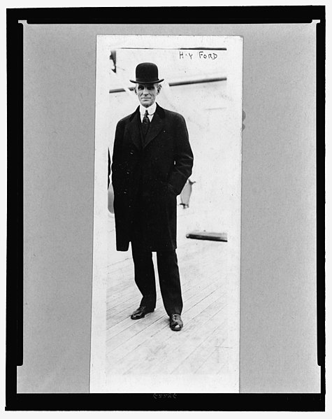 File:Henry Ford, full-length portrait, standing, facing left LCCN2006679266.jpg