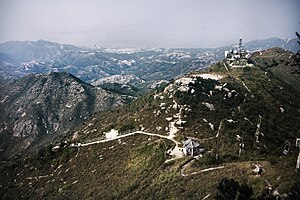 Sender, sti og paviljong på Castle Peak, 2016