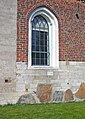 Vindue i Høje Taastrup Kirkes sydvendte væg