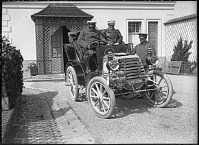 Hommes dans une automobile par Lucien Roy 1901 sap01 10l08655 v.jpg