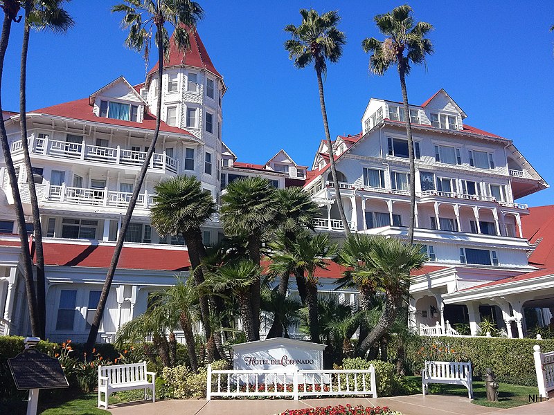 File:Hotel Del Coronado, A seriously large wooden structure - panoramio.jpg