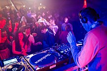 HowTheLIghtGetsIn Festival'de DJ ve kalabalık