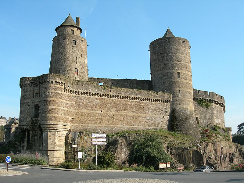 File:Huge Medieval Chateau at Fougères, France - panoramio.jpg