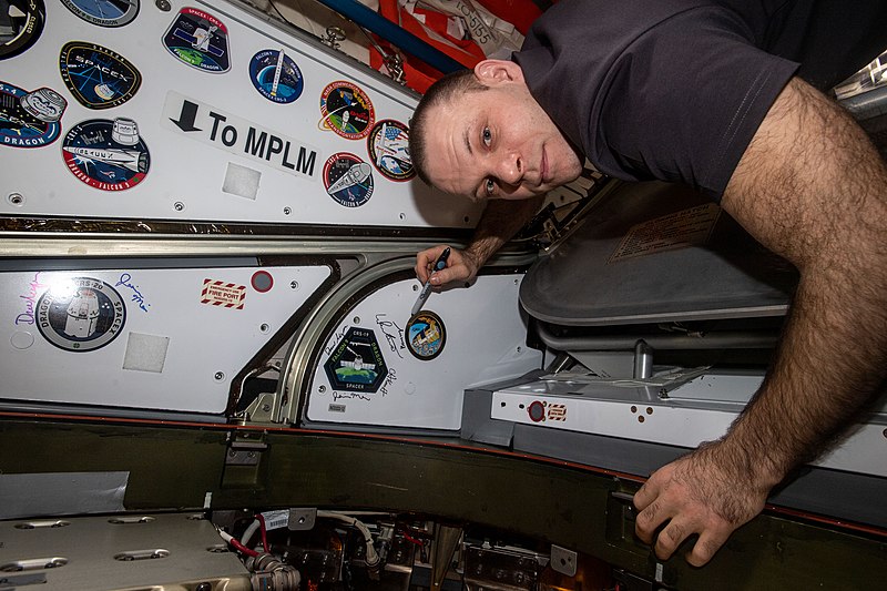 File:ISS-63 Vagner signs vestibule.jpg