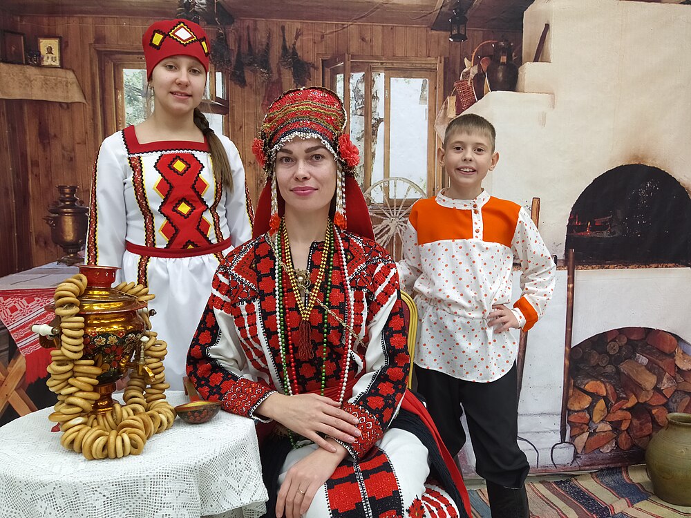 Т.Мокшанова с юными новосибирцами.