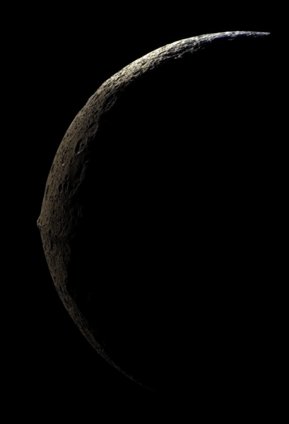 File:Iapetus crescent true color.png