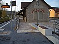 Zugang zum Bahnsteig barrierefrei und mit Treppe