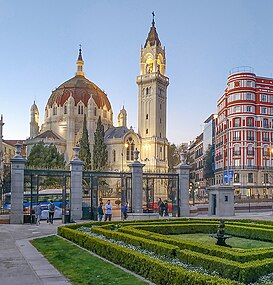 Iglesia de San Manuel y San Benito desde El Retiro, Madrid (España).jpg