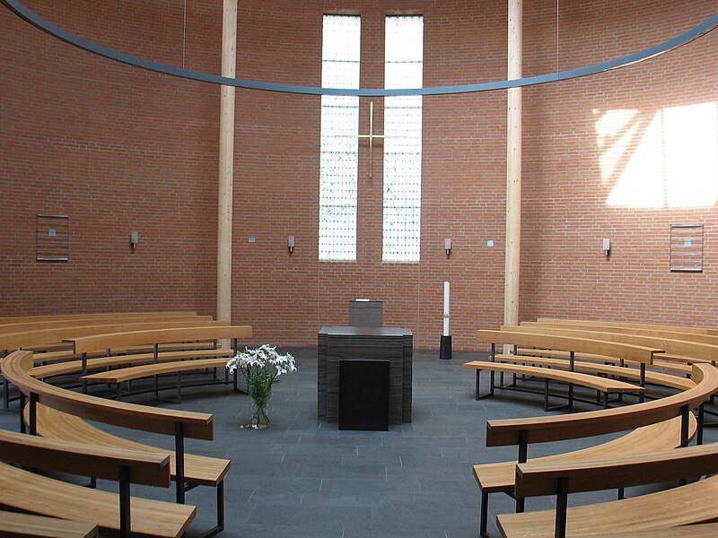 File:Ismaning Gabrielkirche Innenraum.jpg