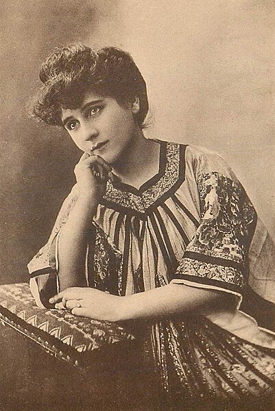 File:Jeanne-bérangère-carte-postale (vers 1910).jpg