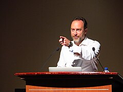 Jimmy Wales Hong Kong'da Wikimania 2013'ün açılış konuşmasını yaparken (9 Ağustos 2013)